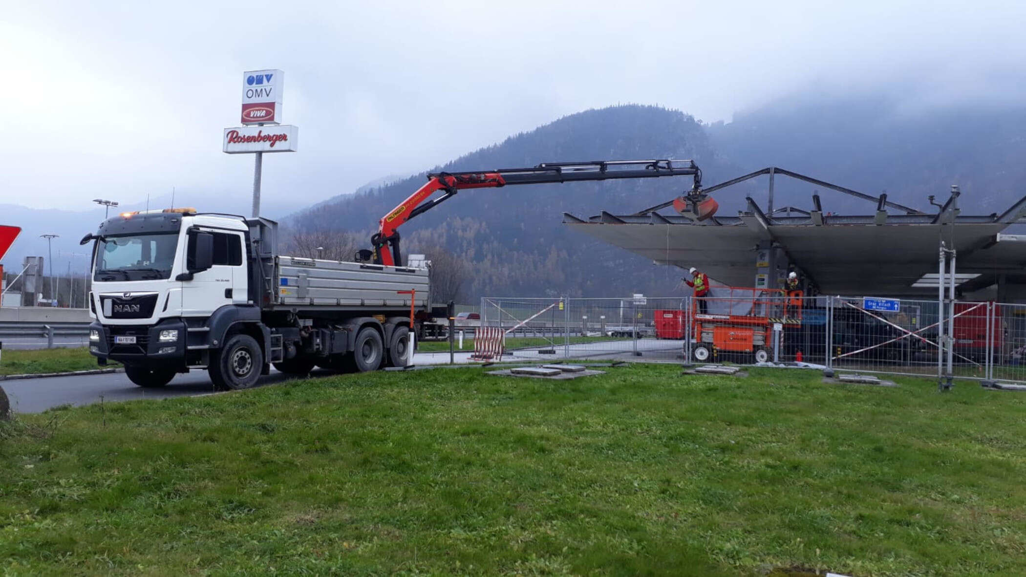 Kranwagen von Transporte Stadlbauer GmbH Transportunternehmen